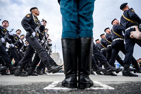 Впечатляющий вид военного парада с маршем