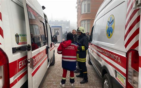 Вызов экстренной медицинской помощи и установление контроля над пострадавшим