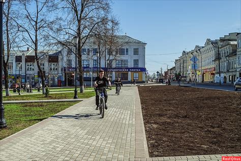 В нашем городе наступает весна: радужное расцветание за окном