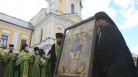 Молиться перед неосвященной иконой: важные вопросы и взгляды