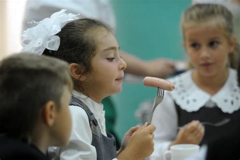 Преимущества и недостатки сосисок в школьных столовых