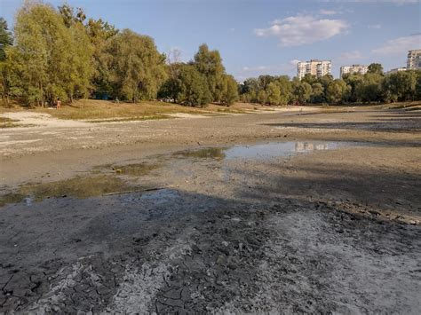 Синее озеро и белоснежный парус