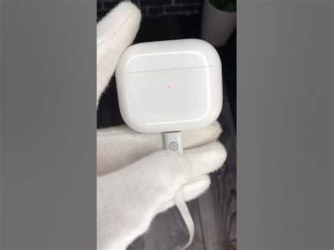 Фиолетовый цвет горит при зарядке AirPods